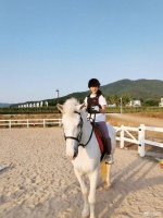 森碟学马术身姿挺拔气质佳 田亮夸女儿“贼帅气”