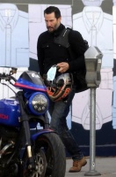 黑客帝国男主街拍曝光，57岁仍是机车型男，网友：好像游戏角色！