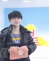 请欣赏马嘉祺：皮笑肉不笑还露出虎牙