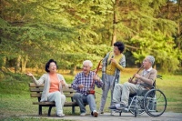 越来越多老人选择“新型养老”，既不用去养老院，也不拖累子女