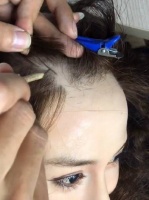 蜡像补头发，看得我头皮疼，这蜡像看上去太真实了