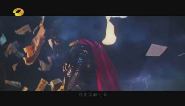 白凯南手拿锤子的“雷神”造型……