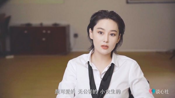 采访张馨予的时候，被她利落的短发帅到了……
