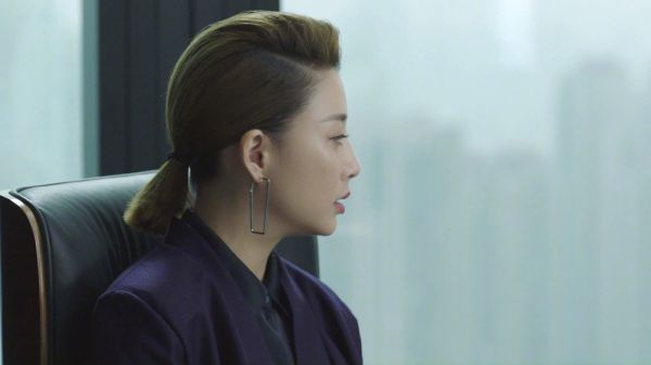 今日，第一集就非常出彩，导演也是挺敢拍的……