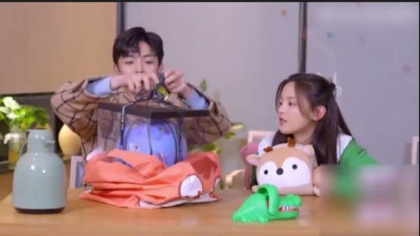 杨超越侯明昊互送跨年礼物！
