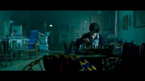 由于和《007：无暇赴死》新定的档期相撞……