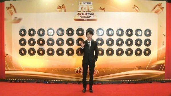 叮~你的@TFBOYS-王俊凯 已上线!