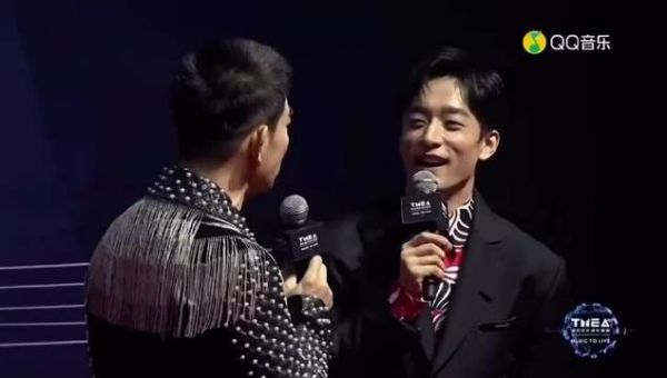 今晚腾讯音乐娱乐盛典的红毯上，@任贤齐 夸奖@蔡徐坤 ：他这么帅气，他也努力在创作