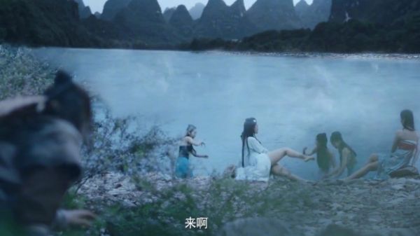 两男子偷看一群美女洗澡被绑架，猜猜他们之间会发生什么故事？