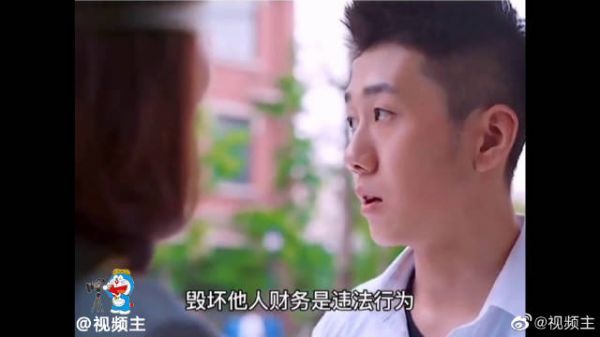 《少年派》老师把学生手机扔下楼……