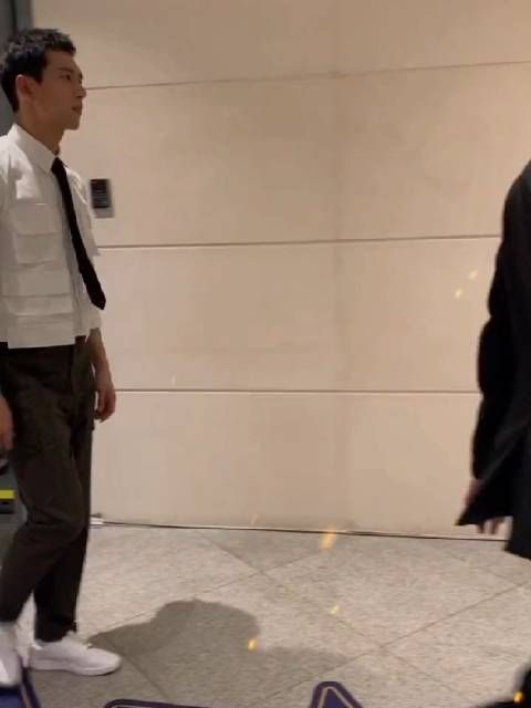 今天的“电竞男主”李现下班了,大长腿走路帅气