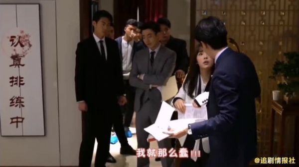 显微镜女孩追剧