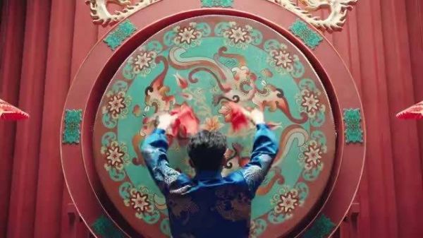 赵丽颖全新代言短片 姐姐真的好美啊，有被那个回眸一笑鲨到……
