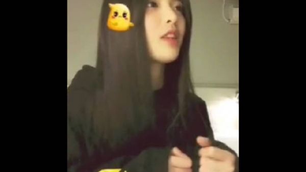 杨超越曾经在直播中放话：我会都偷电瓶车养你的，你看到没有。 我也会努力赚钱买房的