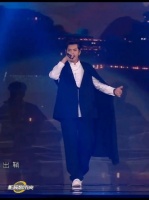 吴亦凡不仅能解救各种衣服，还能hold住所有舞台呢！