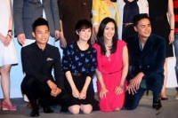 邬君梅一袭酒红色裙现身，长发显成熟，网友：更喜欢孙俪的活泼