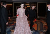 范冰冰穿一身鱼鳞片裙子，肤白红唇，网友：美艳十足