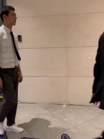 今天的“电竞男主”李现下班了，大长腿走路帅气