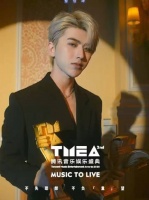 面对推也推不动的超重奖杯……