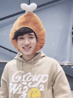 宋亚轩变身鸡腿～ 好饿啊……