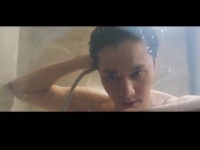 她手都破了，你为什么不好好照顾她，不给她洗澡！！！