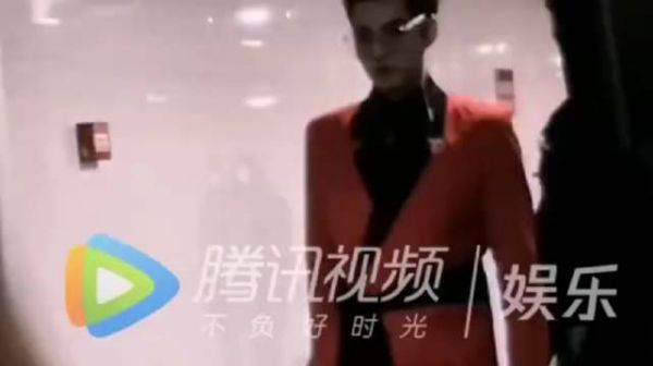 红西装好绝，走路粉顶不住啊，我的心被击中了