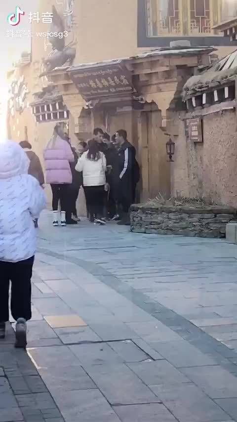 丁真拍摄活动，被强行拉手