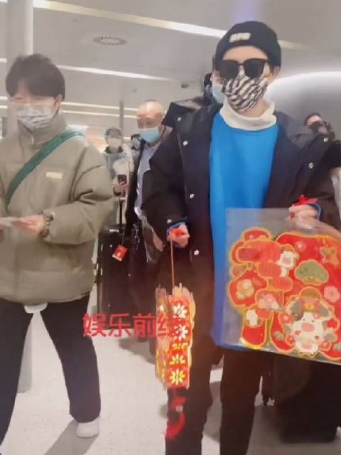 sunnee杨芸晴机场左拿福字右提灯笼……