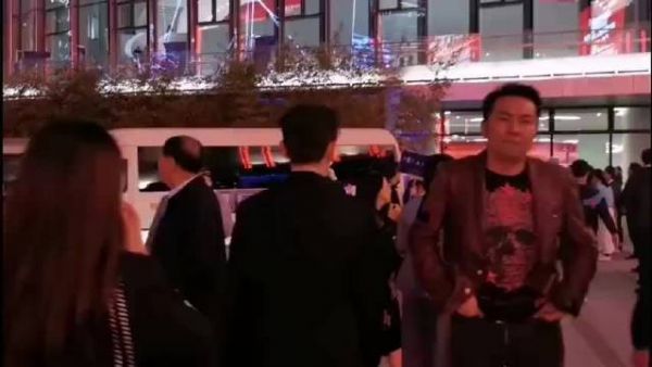 还记得朱一龙偷偷给粉丝签名嘛!