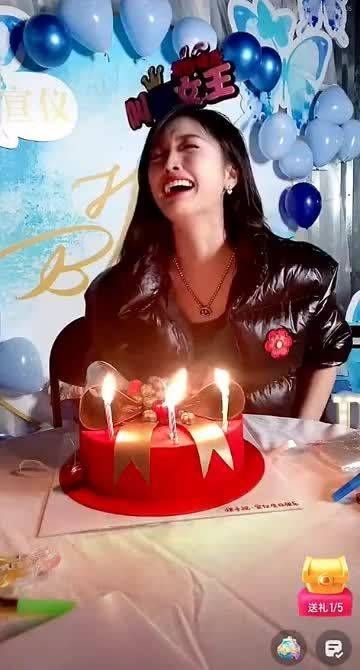 吴宣仪生日直播吹蜡烛一次次的吹灭又燃起来了……