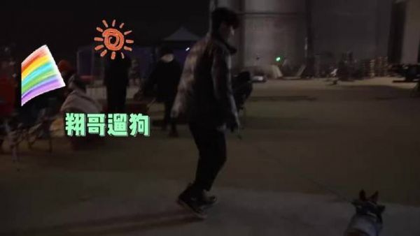 严浩翔《要你管》mv花絮cut 售票员翔哥片场遛狗哈哈哈哈哈 我是一个售票员，一张票三百块，给票就进了！