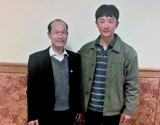 《山海情》男主马得福原型人物谢兴昌与马得福扮演者黄轩合影。受访者供图