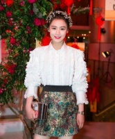 马思纯出席活动现场照曝光，美如仙女，可网友都盯着她的眼睛看