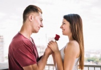 “月薪八千，不够买个包，凭啥娶我？”女孩发布朋友圈，回复亮了