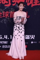 白百何一袭长裙现身，体态显丰腴，可网友都盯着她的手看