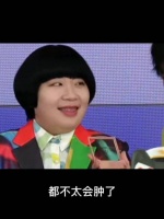 冉高鸣边吐槽边帮如晶宝贝化妆的样子……