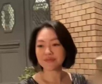 小S尴尬又不失礼貌的微笑：关你什么事！