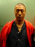 孙红雷与老婆游玩合照曝光，王骏迪搞怪摆弄头发，网友：羡慕他们