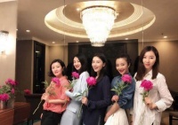 高圆圆近照曝光，五姐妹美如仙女合影，可网友都盯着她们排序看