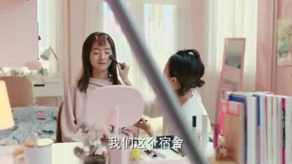 有个神仙室友就等于在你要约会的时候有人给你打扮的美美的！