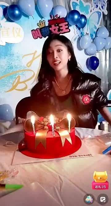 吴宣仪吹蜡烛 点击观看可爱憨憨吹蜡烛……