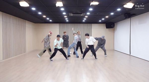 BTS《Dynamite》练习室舞蹈官方版……