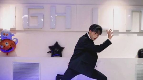Tony的微博舞蹈合集一览 1.The Eve - EXO 2.MOVE - SIXC……