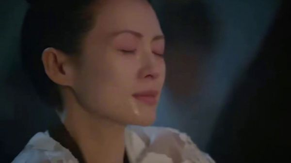 章子怡的这段哭戏还好好,没有歇斯底里也表现出了满满的悲伤……
