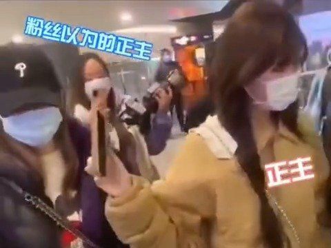 露丝“搞笑我是认真的”，素颜现身机场……