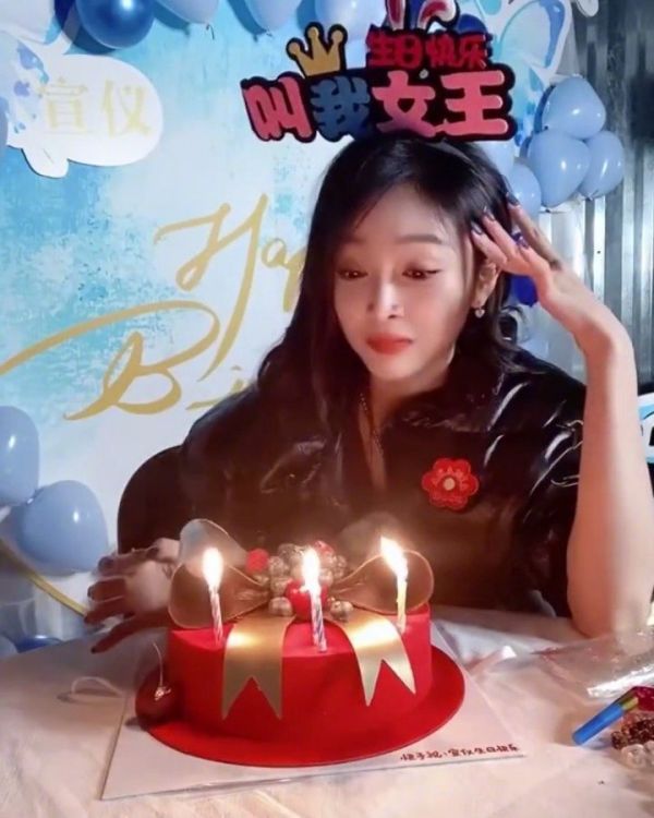 吴宣仪吹蜡烛吹不灭 美女太好笑了哈哈哈哈哈！
