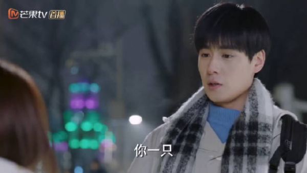 那你一只我一只，呵呵冬日恋爱必备桥段啊……