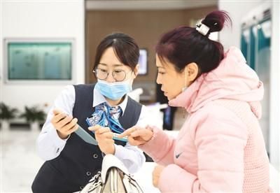 农行牡丹江分行打造黑龙江省银行系统内首家“5G ”智慧网点，为客户提供更智能、更炫酷、更便捷的现代金融服务。图为市民在该行网点办理业务。 梁志强摄(人民视觉)