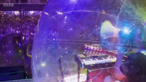 美国乐队开泡泡演唱会 一个泡泡装三个人