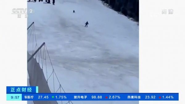 滑雪者被熊追机智扔包逃过一劫